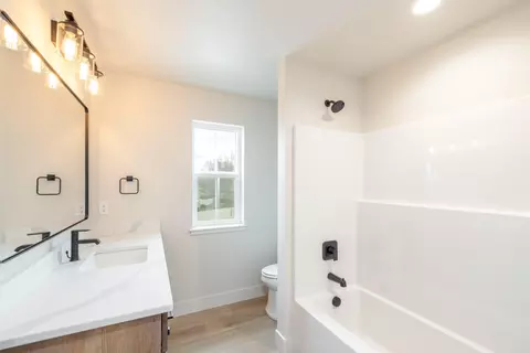 Bath - 2205 W Cascade Way, Spokane, WA 99208 photo 4 of 4
