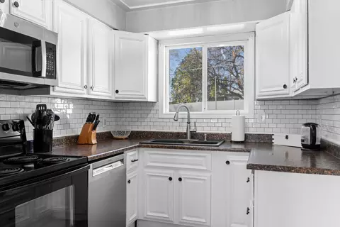Kitchen - 11119 E 17th Ave, Spokane Valley, WA 99206 photo 2 of 3