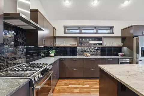 Kitchen - 2121 E Cherrytree Ln, Spokane, WA 99203 photo 3 of 5