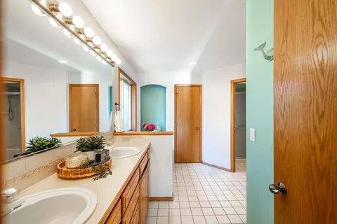 Bath - 5316 E 18th Ln, Spokane Valley, WA 99212 photo 3 of 5