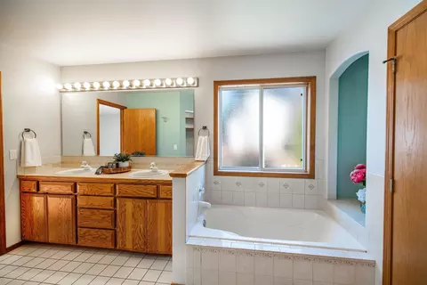 Bath - 5316 E 18th Ln, Spokane Valley, WA 99212 photo 2 of 5