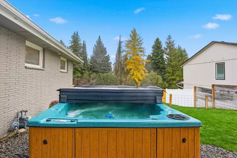 Exterior - 1007 E Farwell Rd, Spokane, WA 99208 photo 9 of 18