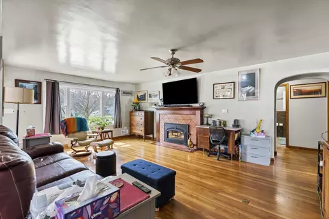 Living - 3805 E Pratt Ave, Spokane, WA 99202 photo 2 of 5