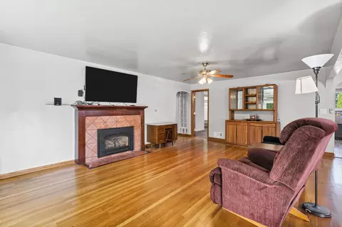 Living - 3805 E Pratt Ave, Spokane, WA 99202 photo 2 of 6