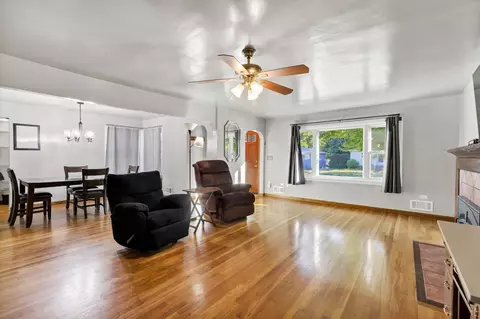 Living - 3805 E Pratt Ave, Spokane, WA 99202 photo 3 of 6