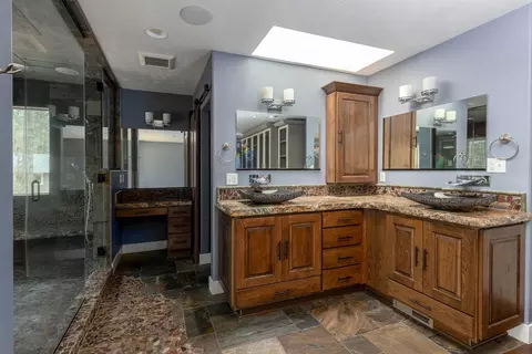 Bath - 4911 E Greenbluff Rd, Colbert, WA 99005 photo 5 of 6