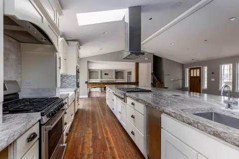 Kitchen - 4911 E Greenbluff Rd, Colbert, WA 99005 photo 3 of 5