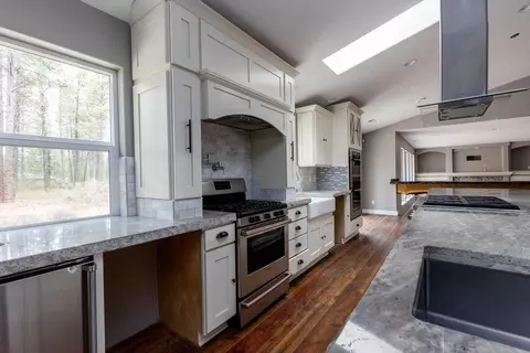 Kitchen - 4911 E Greenbluff Rd, Colbert, WA 99005 photo 2 of 5