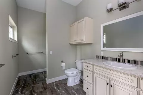 Bath - 4911 E Greenbluff Rd, Colbert, WA 99005 photo 2 of 6