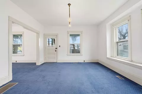 Living - 313 E Gordon Ave, Spokane, WA 99212 photo 1 of 5