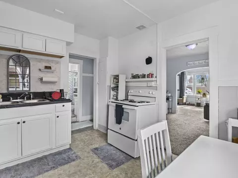 Kitchen - 2015 E Nora Ave, Spokane, WA 99207 photo 3 of 4