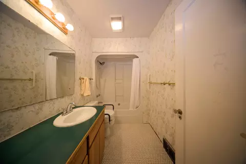 Bath - 37 E 33rd Ave, Spokane, WA 99203 photo 1 of 2