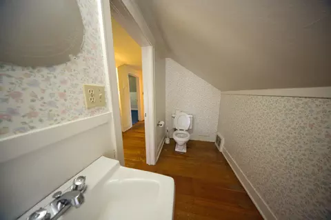 Bath - 37 E 33rd Ave, Spokane, WA 99203 photo 2 of 2