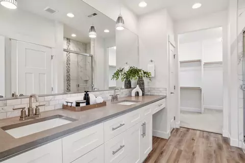 Bath - 1334 E Carriage Ct, Spokane, WA 99208 photo 1 of 3