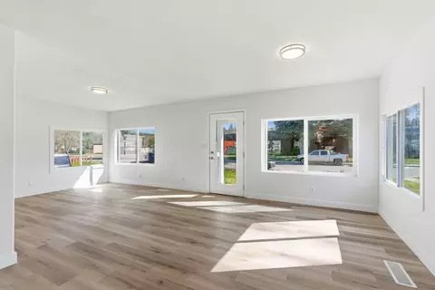 Living - 1713 E 4th Ave, Spokane, WA 99202 photo 2 of 4