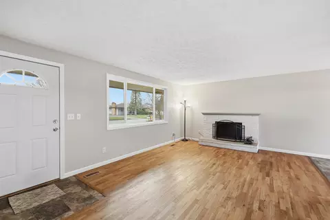 Living - 11619 E Buckeye Ave, Spokane Valley, WA 99206 photo 2 of 4