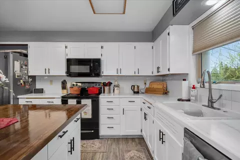 Kitchen - 14104 E Sharp Ave, Spokane Valley, WA 99216 photo 3 of 4