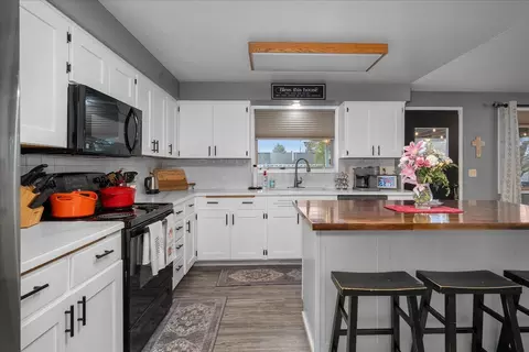 Kitchen - 14104 E Sharp Ave, Spokane Valley, WA 99216 photo 4 of 4