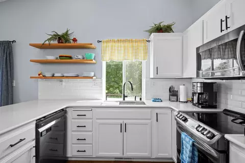 Kitchen - 14706 E Queen Ave, Spokane Valley, WA 99216 photo 2 of 3