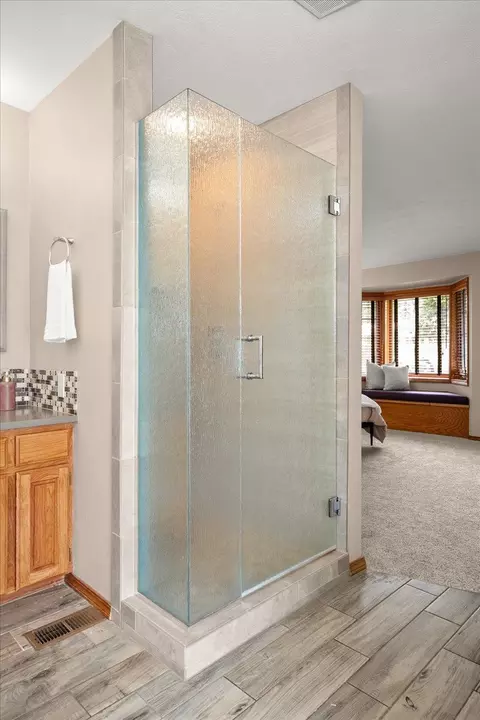 Bath - 704 E High Dr, Spokane, WA 99203 photo 4 of 6