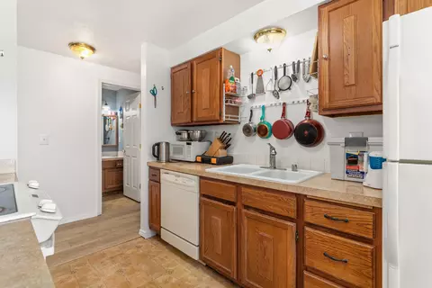 Kitchen - 306 E Weile Ave UNIT 2, Spokane, WA 99208 photo 4 of 5