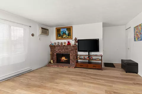 Living - 306 E Weile Ave UNIT 2, Spokane, WA 99208 photo 2 of 3