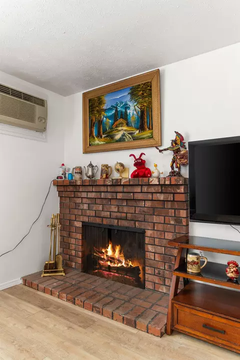 Living - 306 E Weile Ave UNIT 2, Spokane, WA 99208 photo 3 of 3