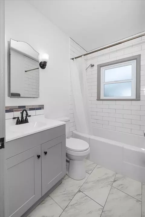 Bath - 541 E Hoffman Ave, Spokane, WA 99207 photo 1 of 2