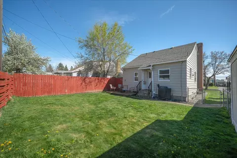 Exterior - 541 E Hoffman Ave, Spokane, WA 99207 photo 10 of 11