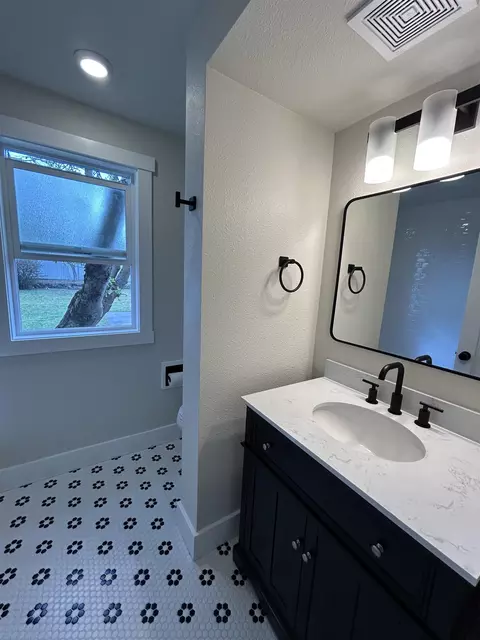 Bath - 1028 E 40th Ave, Spokane, WA 99203 photo 2 of 6
