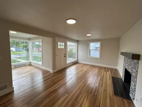 Living - 1028 E 40th Ave, Spokane, WA 99203 photo 5 of 6