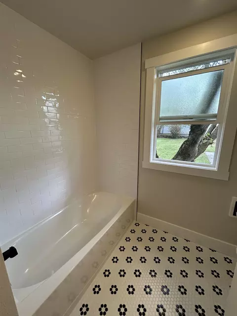 Bath - 1028 E 40th Ave, Spokane, WA 99203 photo 3 of 6