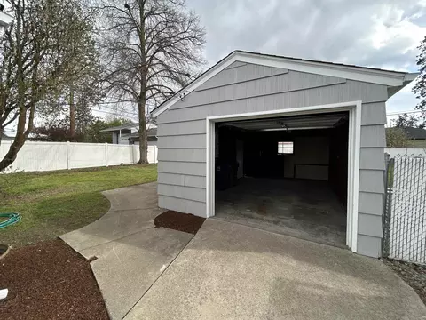 Exterior - 1028 E 40th Ave, Spokane, WA 99203 photo 6 of 8