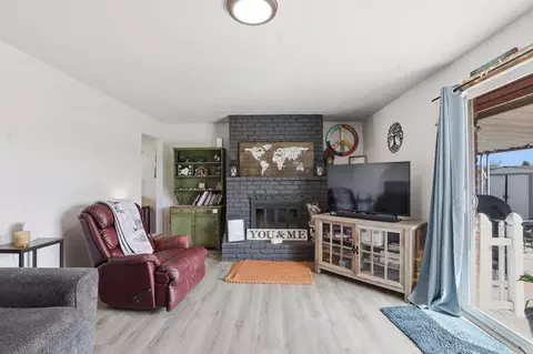 Living - 10720 E 10722 E Springfield Ave, Spokane Valley, WA 99206 photo 2 of 4
