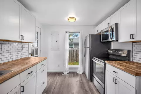 Kitchen - 1303 E Dalke Ave, Spokane, WA 99208 photo 2 of 2