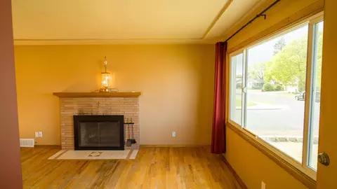 Living - 604 E Queen Ave, Spokane, WA 99207 photo 2 of 7