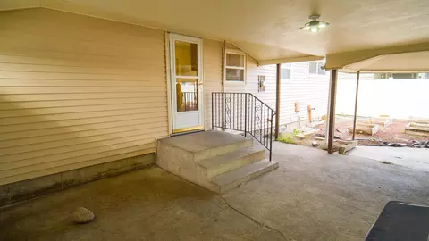 Exterior - 604 E Queen Ave, Spokane, WA 99207 photo 4 of 7