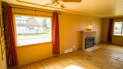 Living - 604 E Queen Ave, Spokane, WA 99207 photo 4 of 7