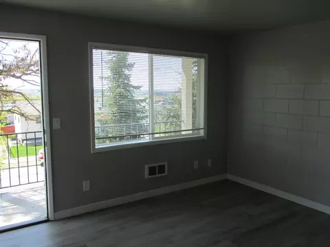 Living - 547 E Fairview Ave, Spokane, WA 99207 photo 2 of 5