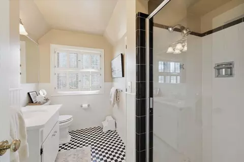 Bath - 1228 E Overbluff Rd, Spokane, WA 99203 photo 4 of 4