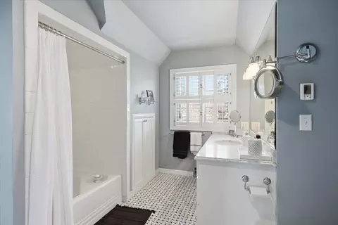 Bath - 1228 E Overbluff Rd, Spokane, WA 99203 photo 2 of 4