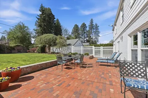 Exterior - 1228 E Overbluff Rd, Spokane, WA 99203 photo 2 of 8