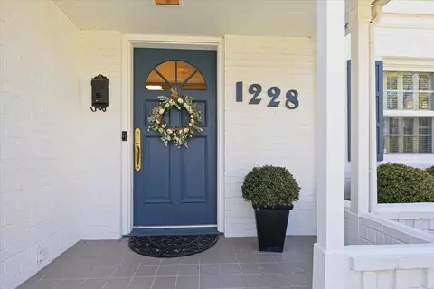 Exterior - 1228 E Overbluff Rd, Spokane, WA 99203 photo 3 of 8