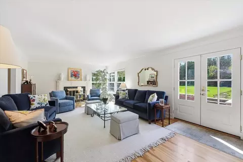 Living - 1228 E Overbluff Rd, Spokane, WA 99203 photo 1 of 7