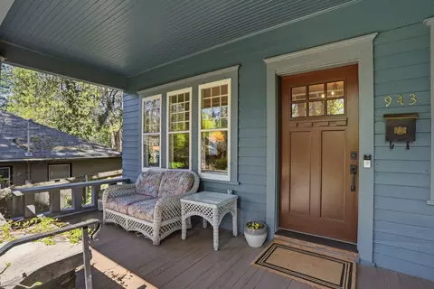 Exterior - 943 E 16th Ave, Spokane, WA 99203 photo 4 of 11