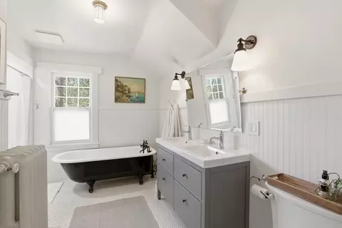 Bath - 943 E 16th Ave, Spokane, WA 99203 photo 1 of 2