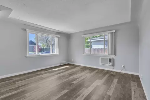 Living - 1007 E Walton Ave, Spokane, WA 99207 photo 4 of 4