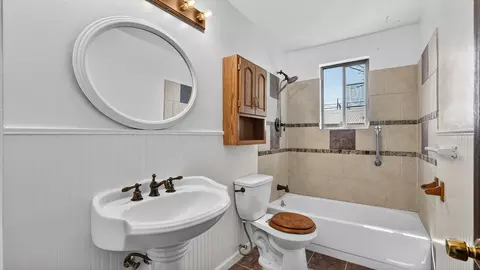 Bath - 5012 E Commerce Ave, Spokane, WA 99206 photo 1 of 2