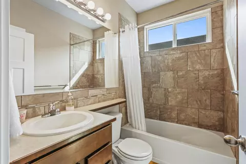 Bath - 712 E Belle Ln, Colbert, WA 99005 photo 2 of 3