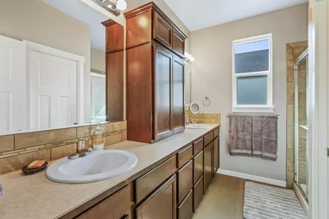 Bath - 712 E Belle Ln, Colbert, WA 99005 photo 1 of 3